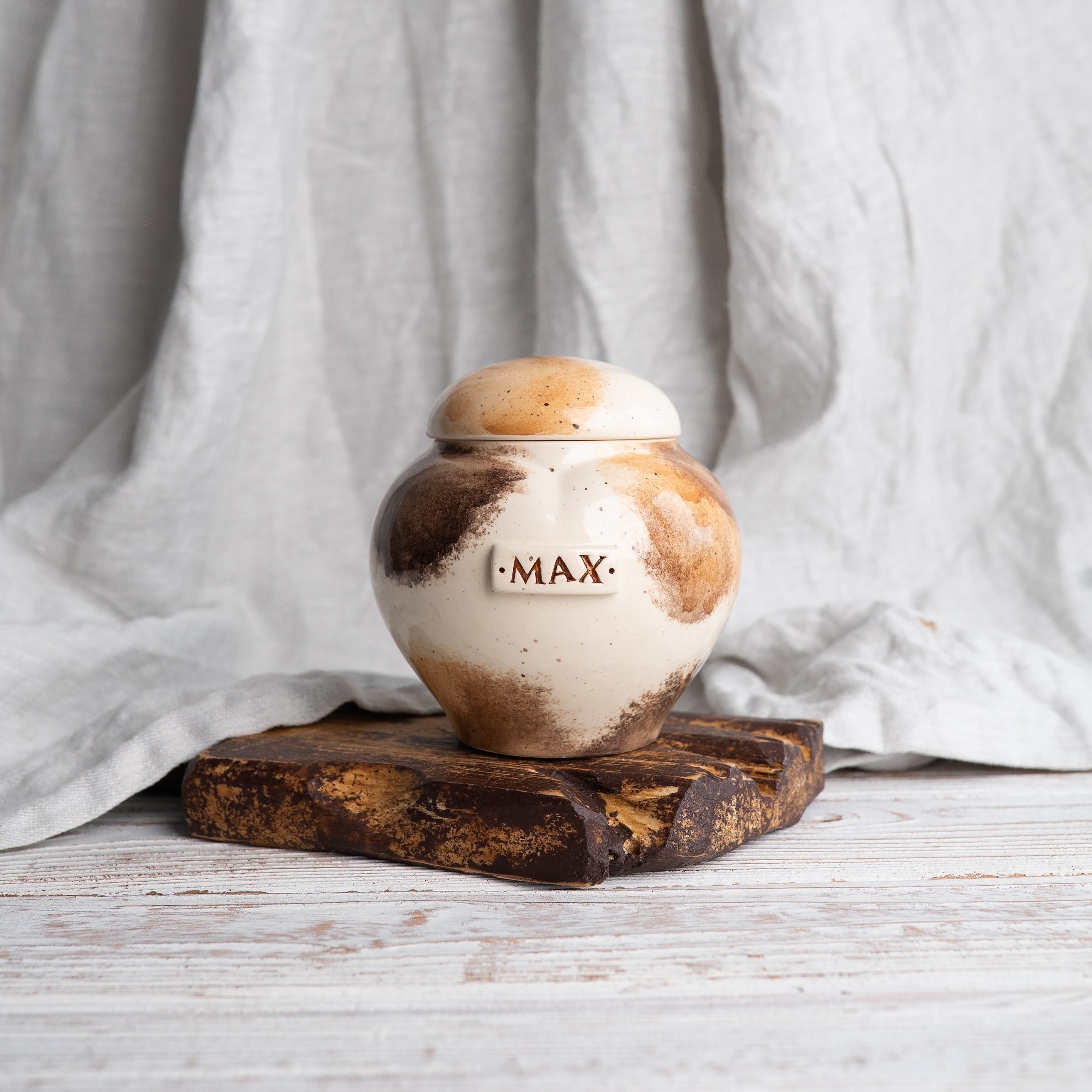 Chestnut cat heart-shaped ceramic urn personalized with your cat’s name handmade pet memorial keepsake artisan-crafted to honor your beloved feline companion