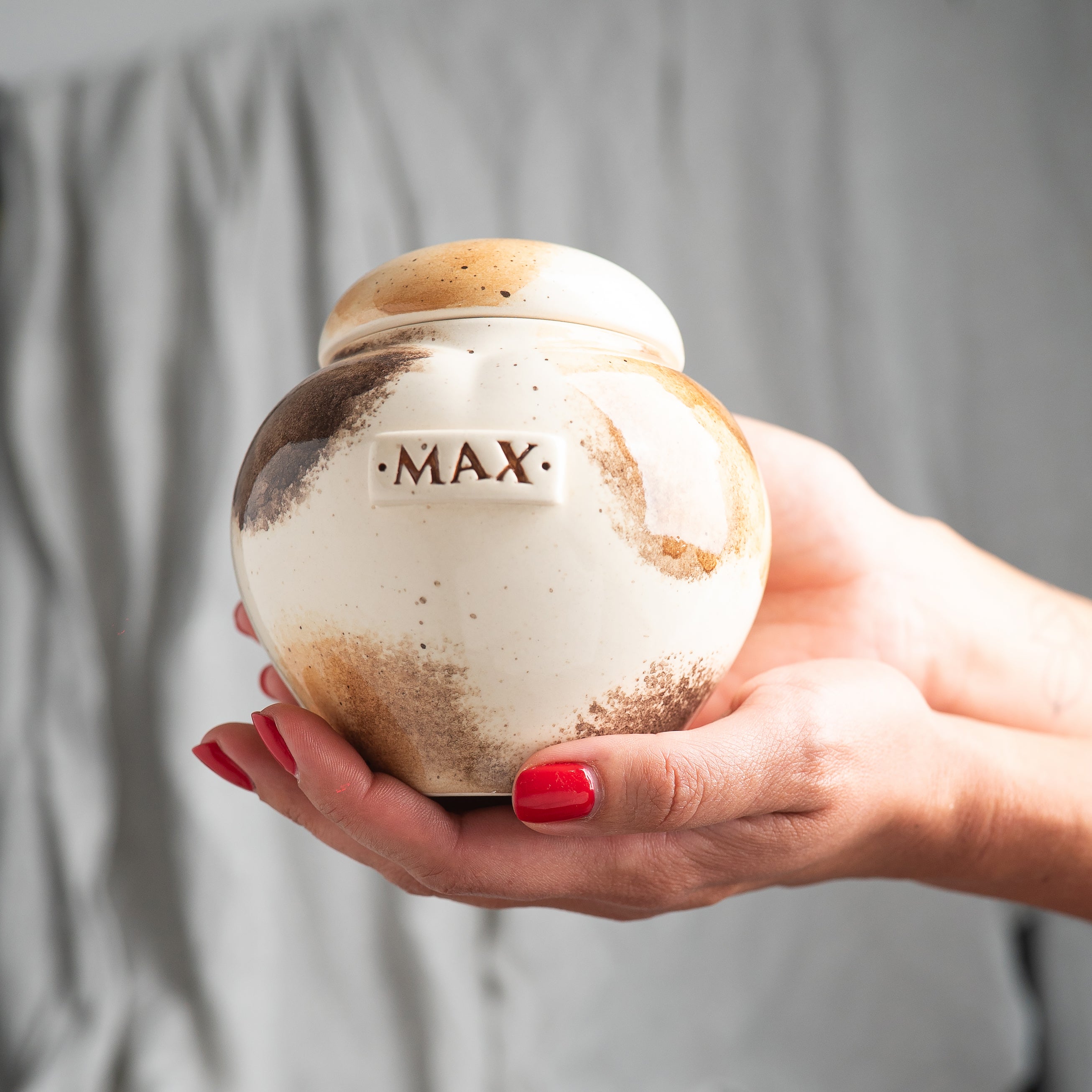 Chestnut cat heart-shaped ceramic urn personalized with your cat’s name handmade pet memorial keepsake artisan-crafted to honor your beloved feline companion