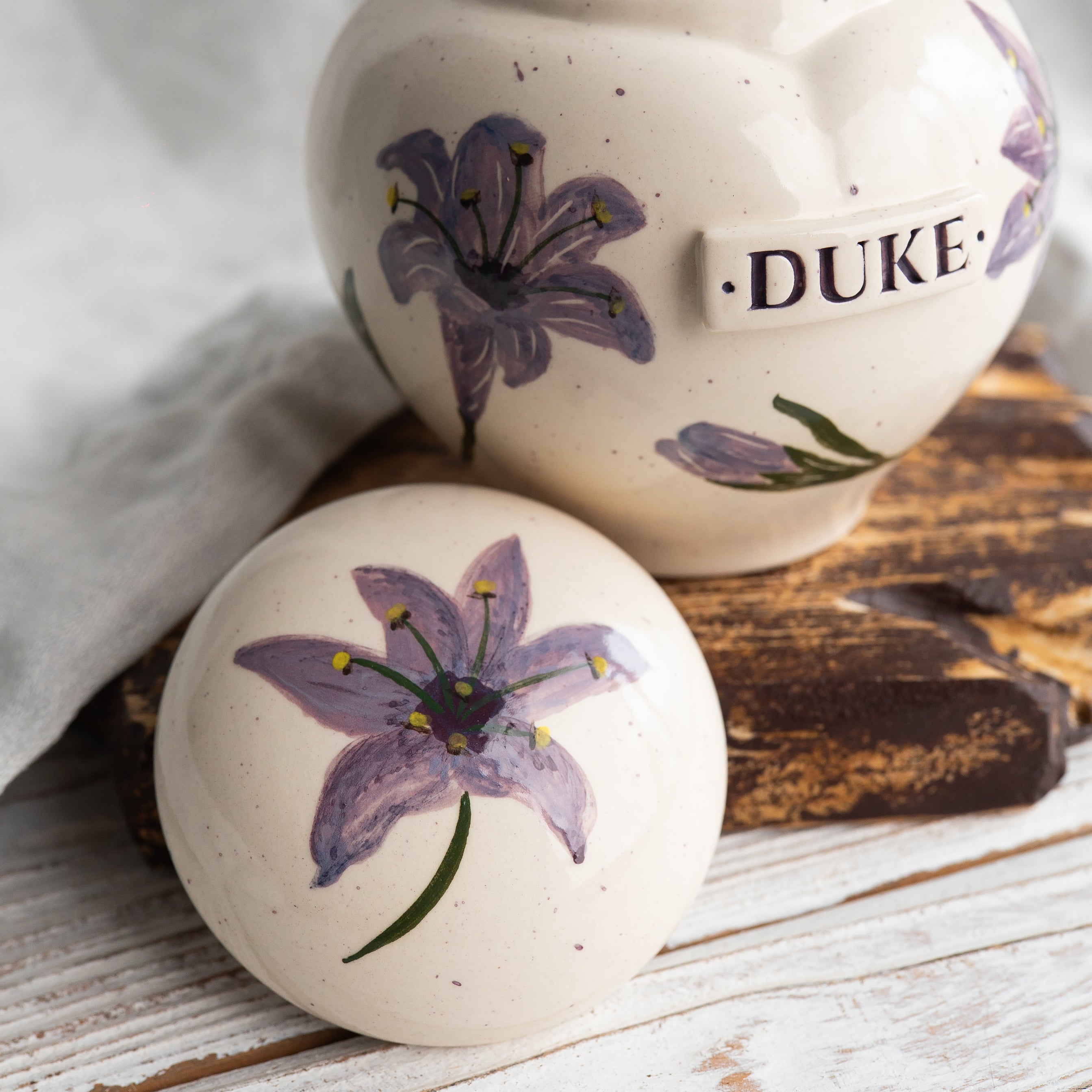 Lily Pet Urn, Ceramic Urn for Ashes, Creamation Urn, Heart Urn for Pets, Dog Urn, Cat Urn