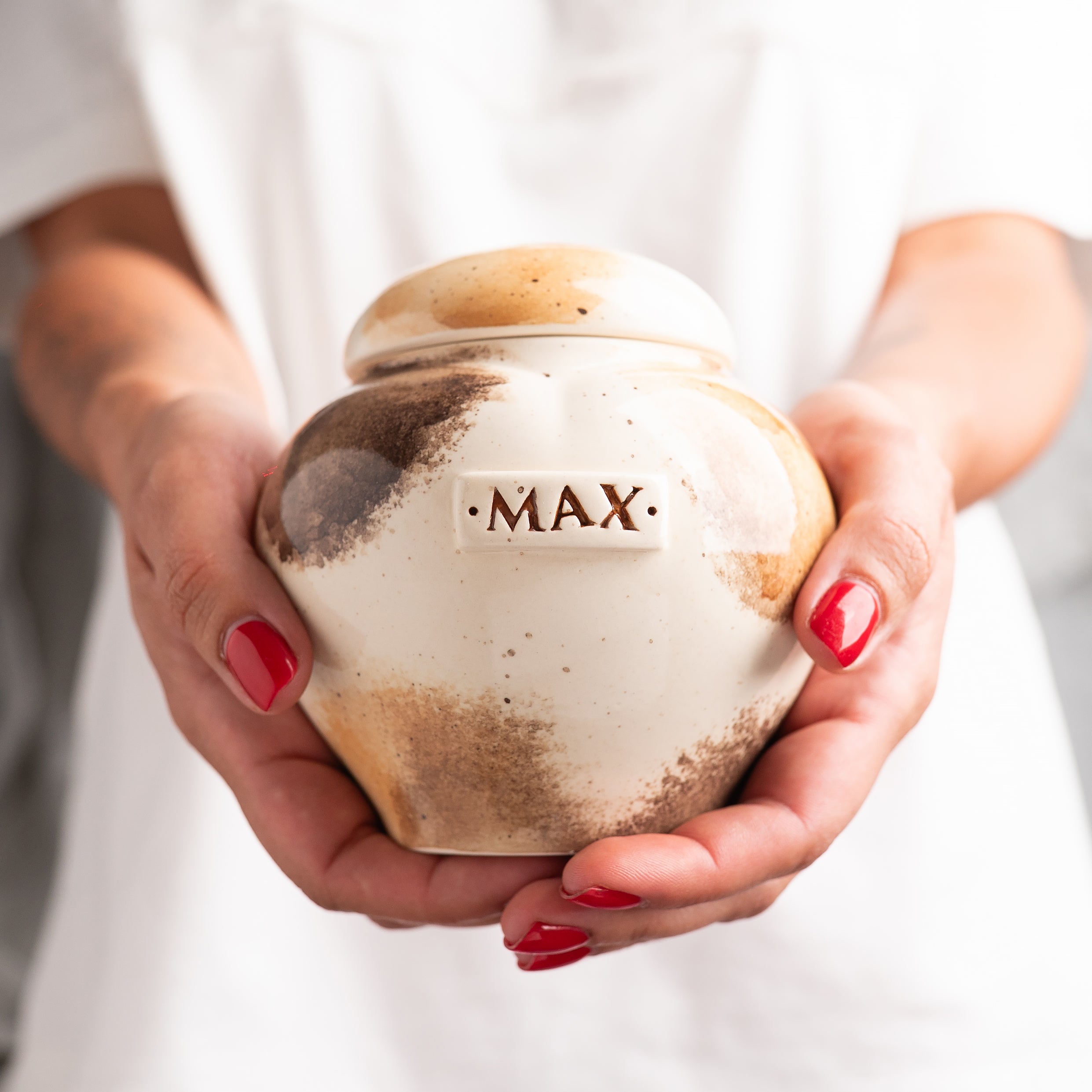 Chestnut Cat Heart-Shaped Ceramic Urn – Personalized Cat Memorial