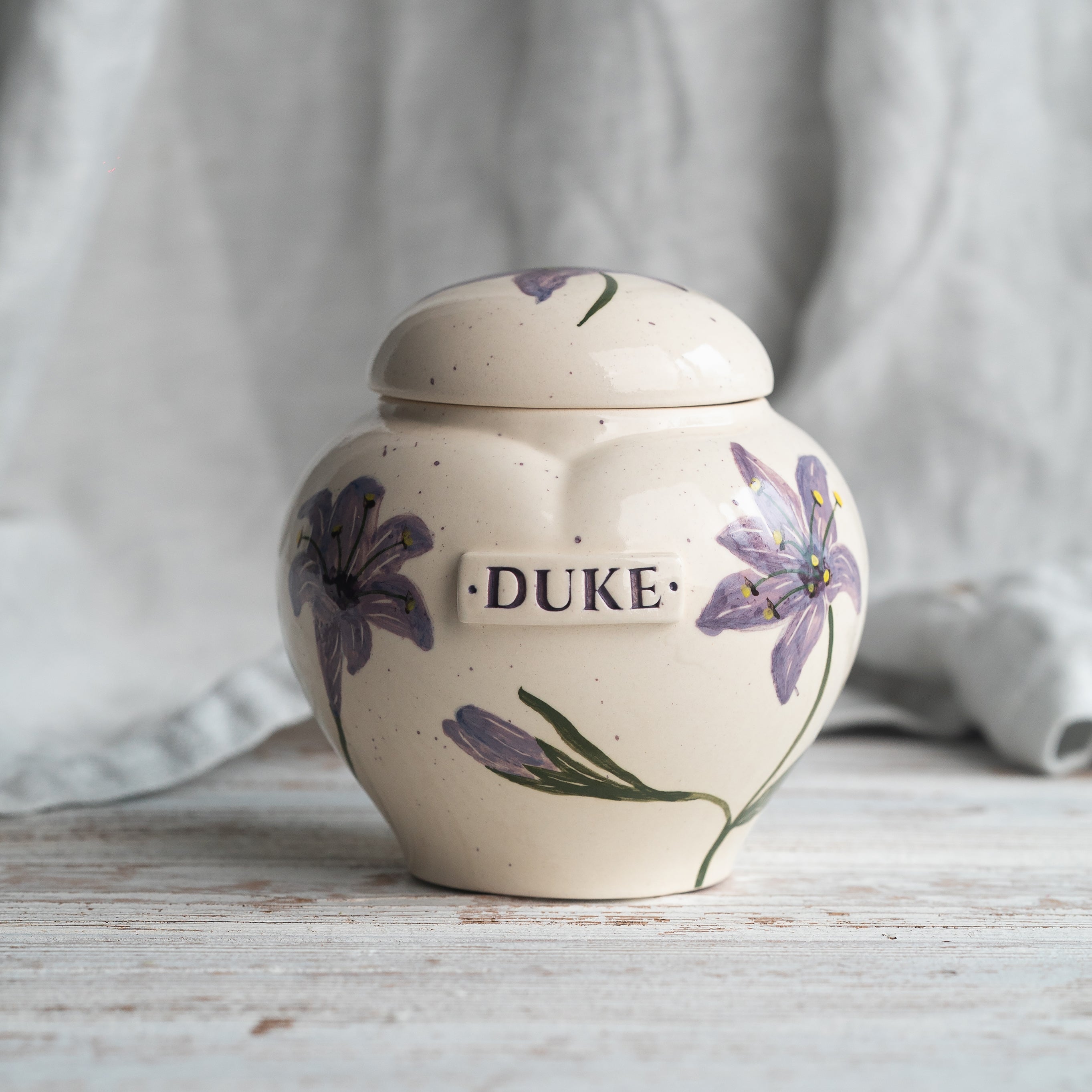 Lily Pet Urn, Ceramic Urn for Ashes, Creamation Urn, Heart Urn for Pets, Dog Urn, Cat Urn